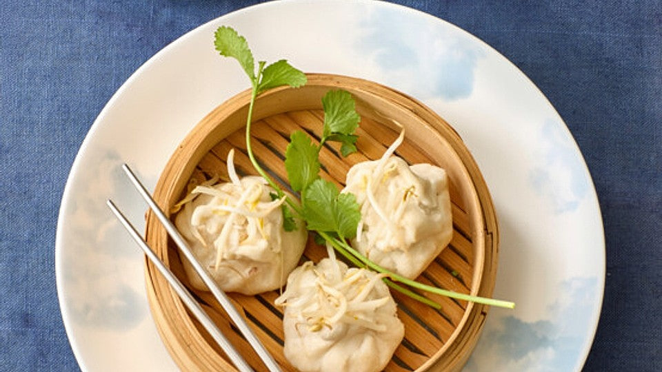 Garnelen-Hähnchen-Dumplings mit Yuzu-Gurken-Sauce von essenundtrinken