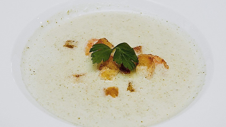 Brokkolicremesüppchen mit gebratenen Gambas und Croutons von chefkoch
