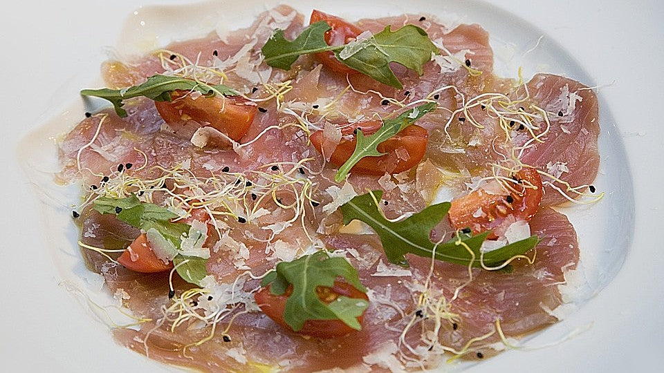 Thunfisch - Carpaccio mit Limone, Olivenöl und gehobeltem Parmesan von chefkoch