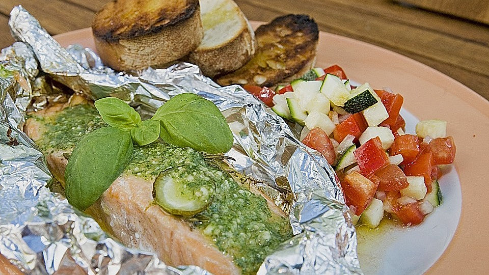 Marinierter Lachs an Ratatouillesalat mit Rucolapesto und Brot von chefkoch