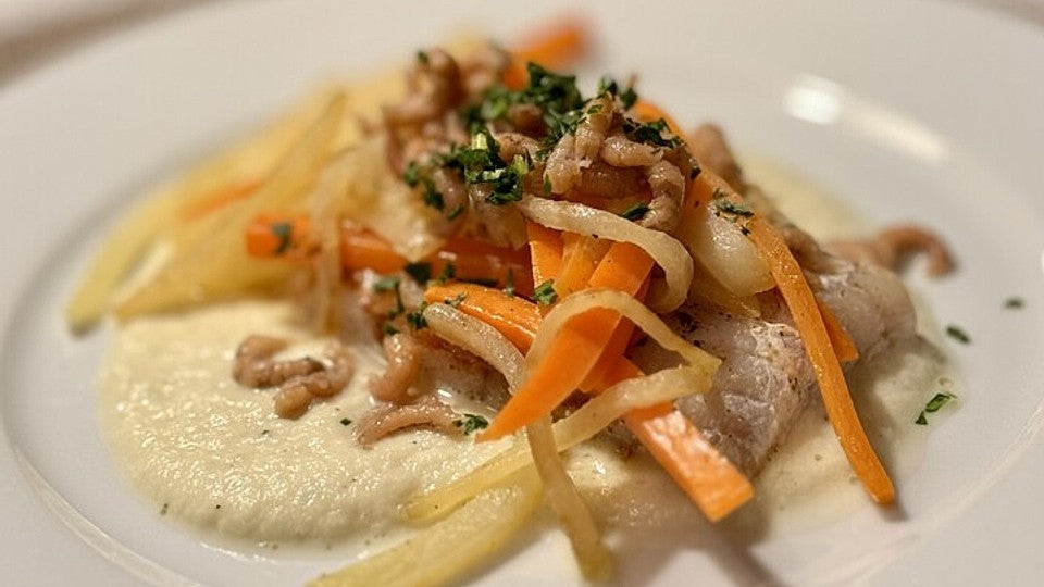 Kingklip und Krabben auf Kohlrabischaum mit Kohlrabi- und Möhrenstiften von schrat