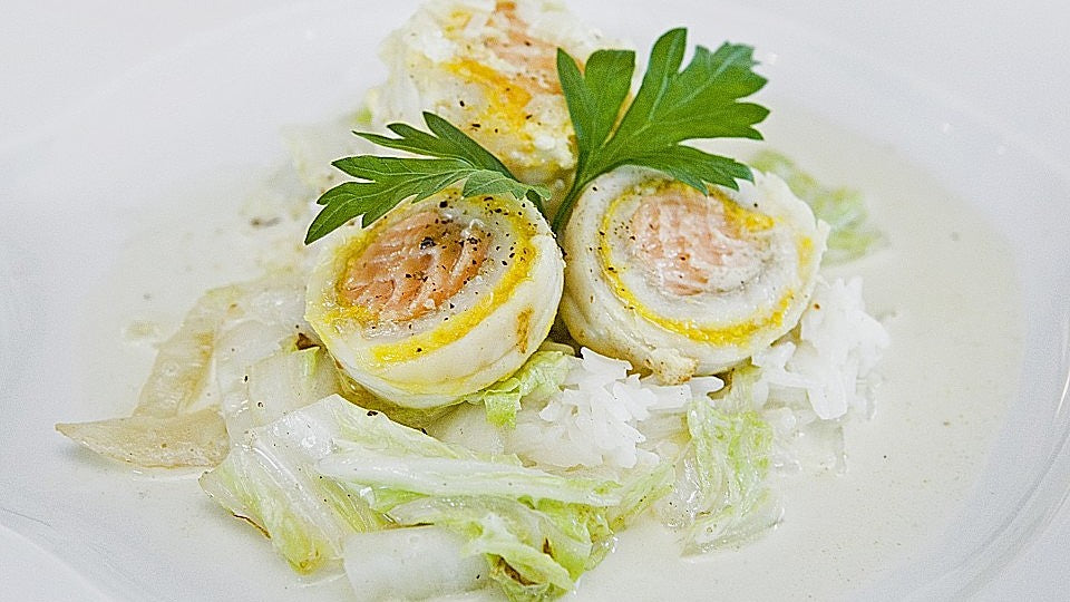 Roulade von Seezunge und Lachs auf gebratenem Chinakohl in Limonensauce von chefkoch