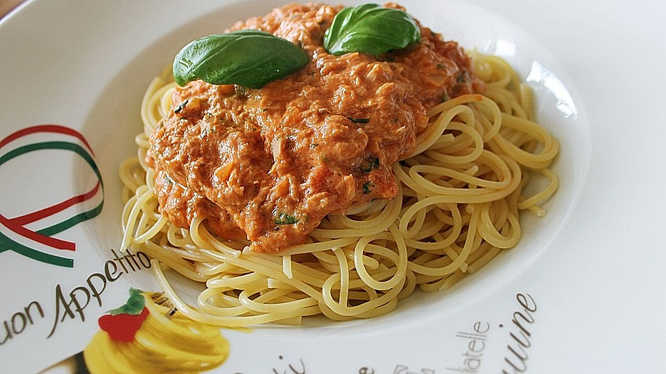 Nudeln in leichter, sämiger Thunfisch-Tomaten-Käse Sauce von siaba