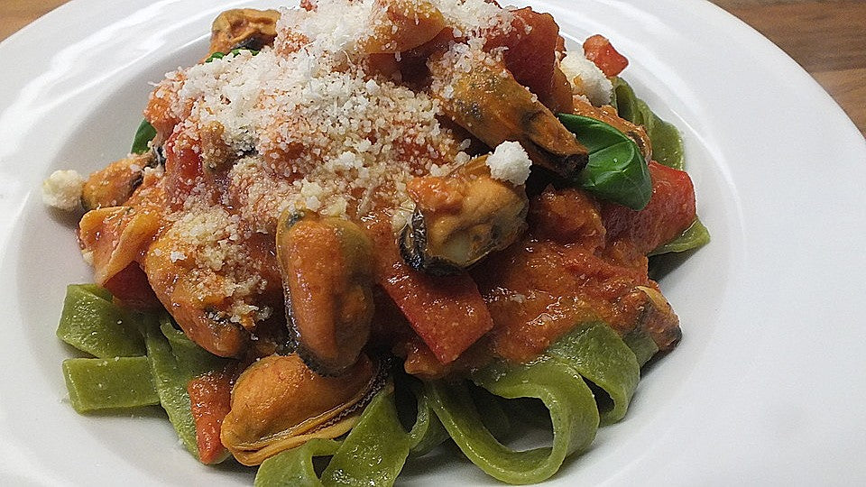 Delikate Pasta mit frischem Fisch und Meeresfrüchten