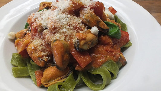 Delikate Pasta mit frischem Fisch und Meeresfrüchten