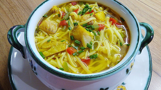 Fischsuppe mit Paprika, Nudeln und Safran