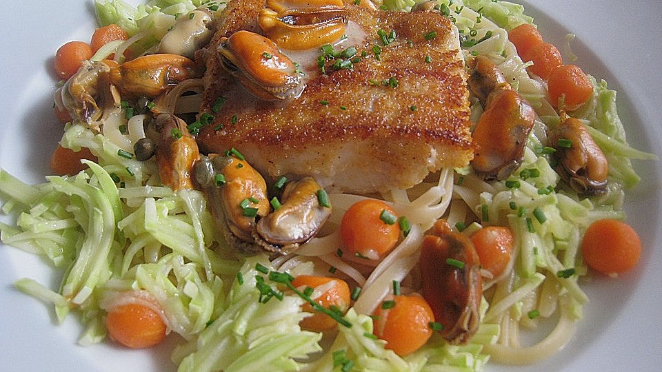 Kabeljau mit Miesmuschel - Kapernsauce im Pastakranz von schrat