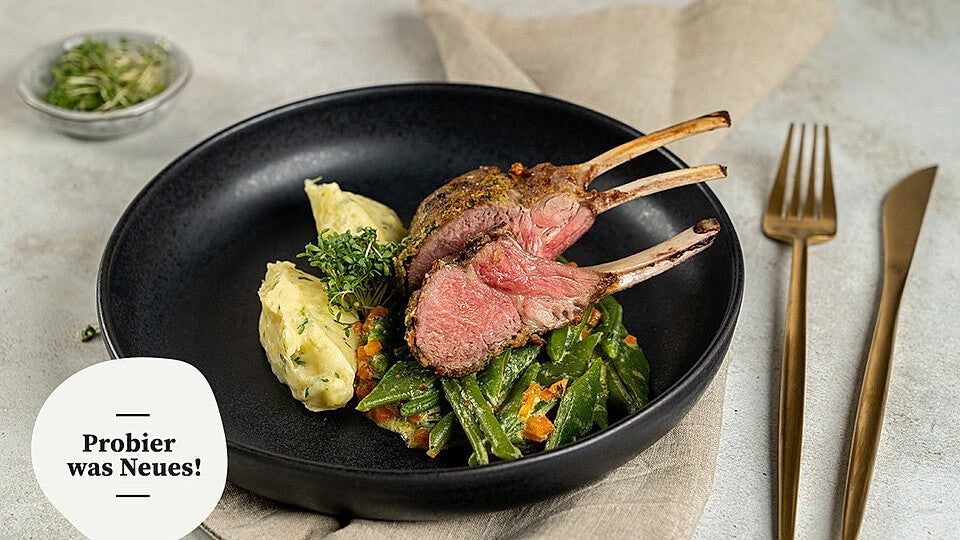 Lammlachse mit Kräuterkruste auf einer Bohnentrilogie und Kartoffel-Kresse-Püree von schrat