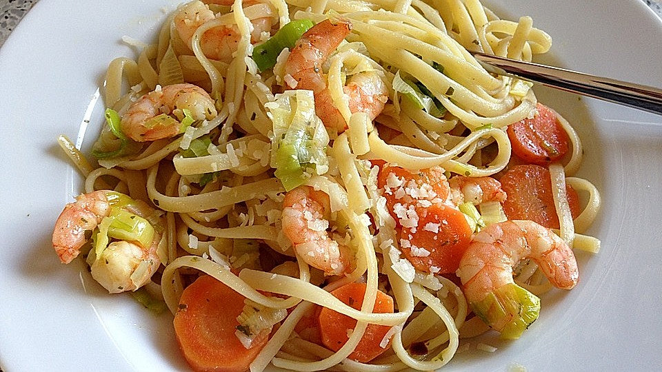 Spaghetti Cambaretti (Lachs-Lauch-Garnelen-Sauce) von Sandy2509