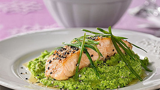Lachs im Sesammantel auf Erbsenpüree und Zuckerschotenstroh von chefkoch