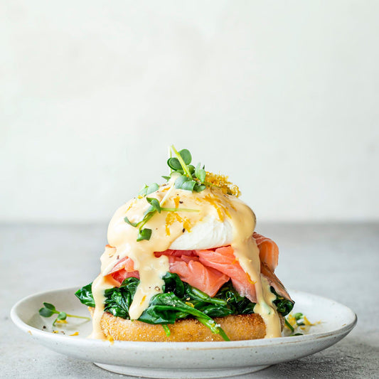 Eggs Benedict auf Spinat & Räucherlachs