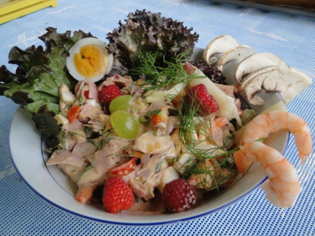 Bunter Garnelen Obstsalat mit selbstgebackenen Sonnenblumenbrot