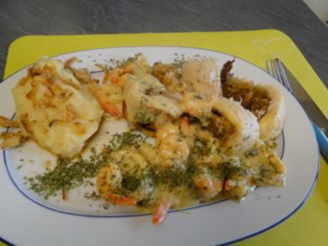Pangasiusröllchen gefüllt mit Sauerkaut, Scampi Tintenfischsauce und Pü - einfac