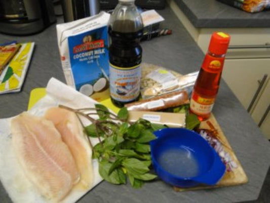 Pangasius in Coconut Milk Bilder sind hochgeladen mit Chilinudeln