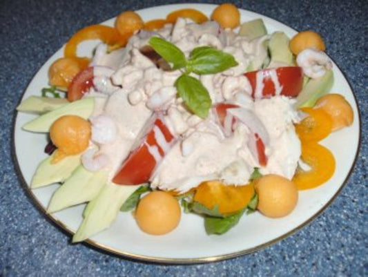 Salatteller mit Krabben und Räucherforelle