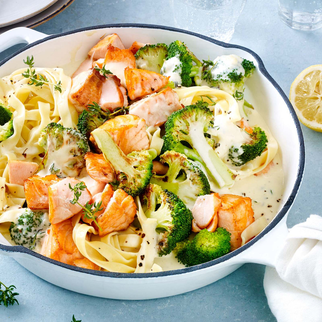 Lachs-Nudelpfanne mit Brokkoli