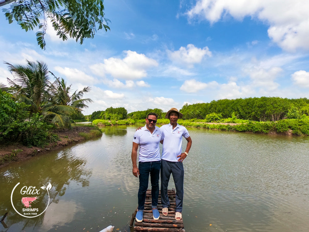 Farmer aus dem Mekong-Delta, der Black Tiger Crevetten für GlüxShrimps aufzieht